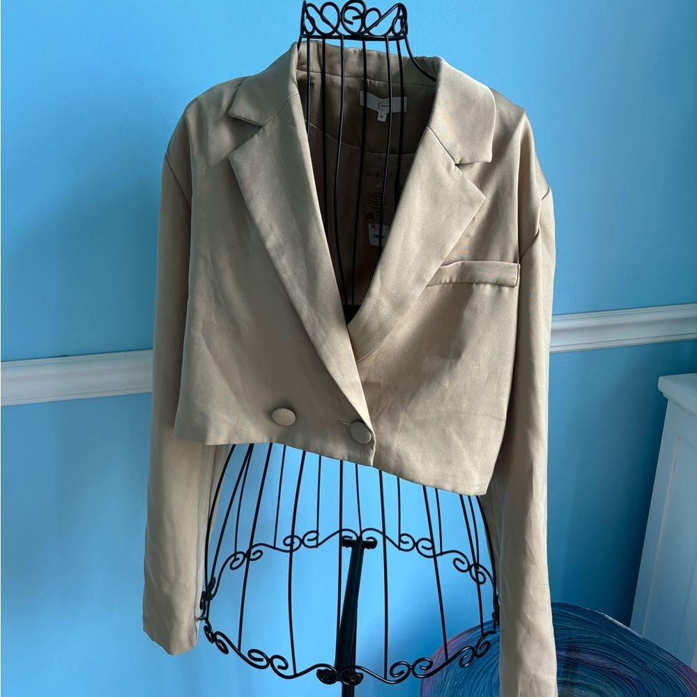 Klesis button crop blazer. Size medium. Taupe color.